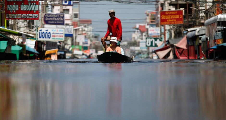 Residents evacuating from north of Bangkok (Bazuki Muhammad / Reuters)