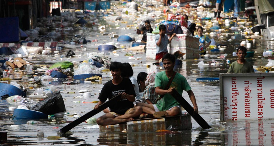Flooded market in Bangkok (Sukree Sukplang / Reuters)