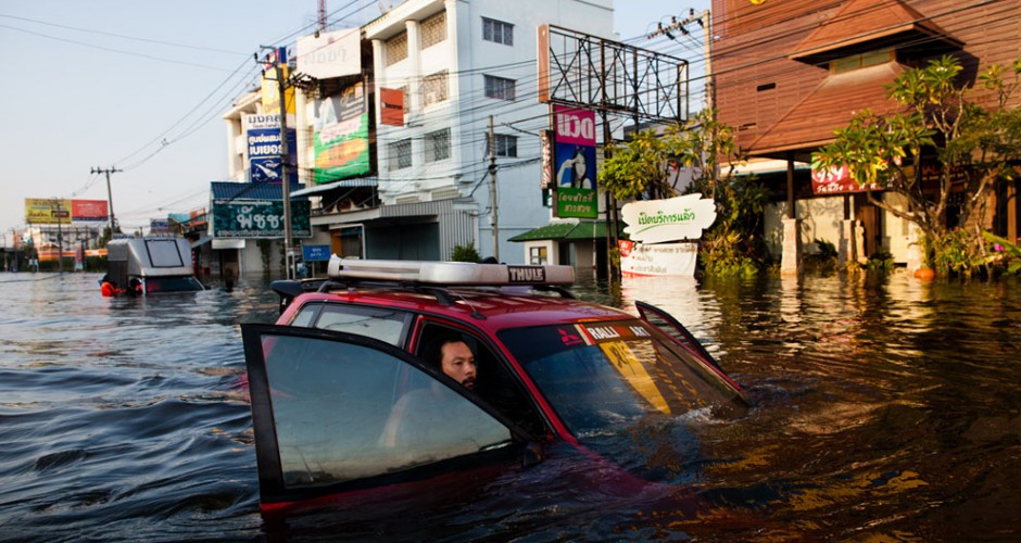 Flooded street in Bangbuathong, Thailand (Daniel Berehulak / Getty Images)