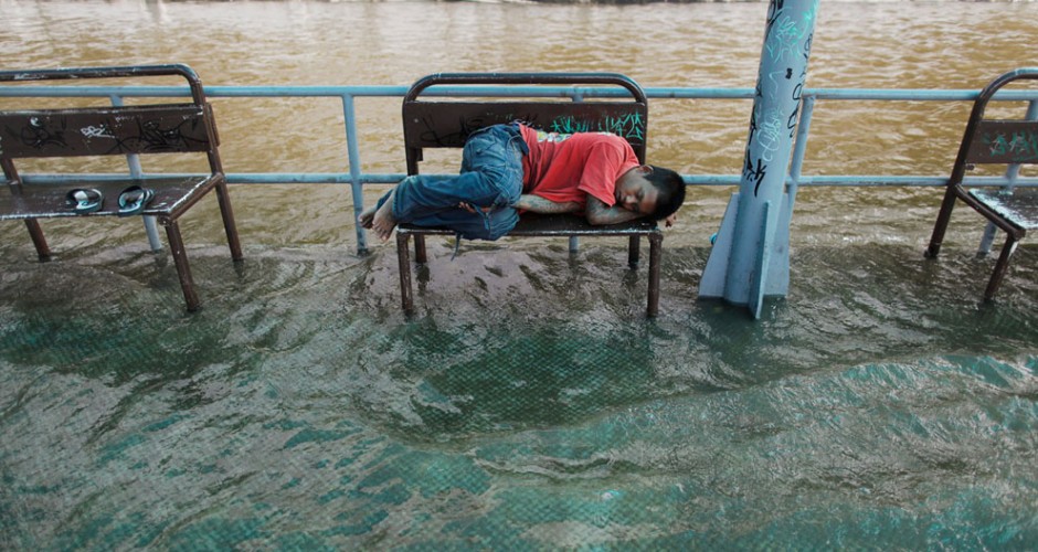 Flooded pier at the Chao Praya river in central Bangkok (Damir Sagolj / Reuters)