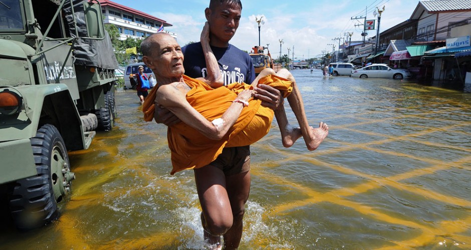 Thai soldier carries a Buddhist monk evacuated from a hospital (Pornchai Kittiwongsakul / AFP / Getty Images)
